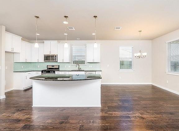 3rd image of 332 Eagle Brook Ln