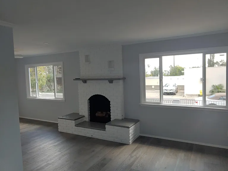 259-261 E Sturtevant Dr — Photo 2