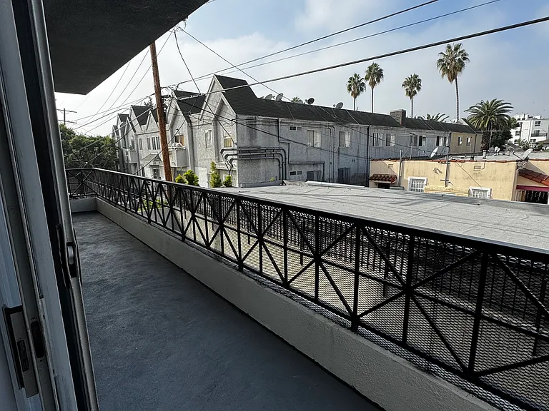 945 N Serrano — Photo 10