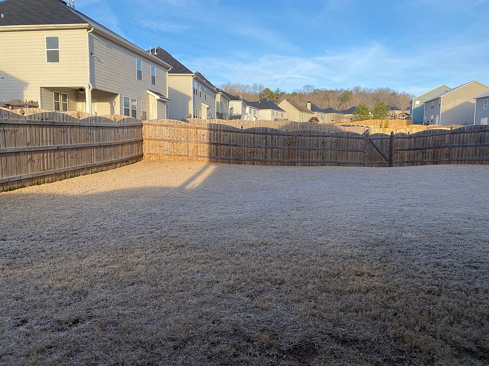 2nd image of 37 Fallen Oak Trce