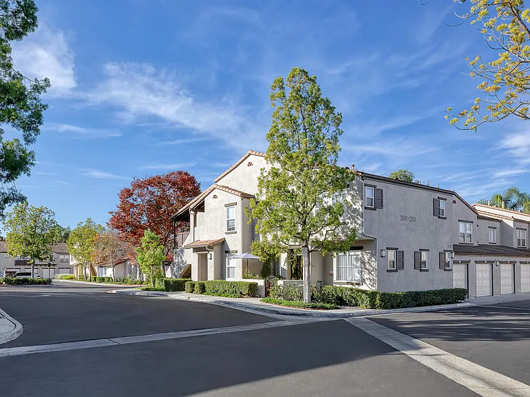 Laurel Canyon Apartment Homes — Photo 12