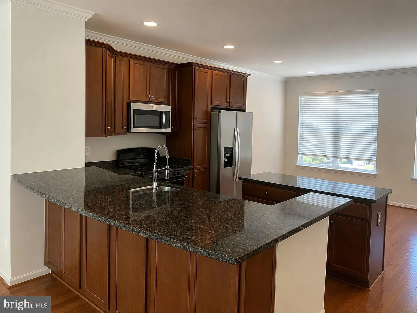 3 bed, 3.5 bath, 2420 sqft, $2,875 — Photo 4