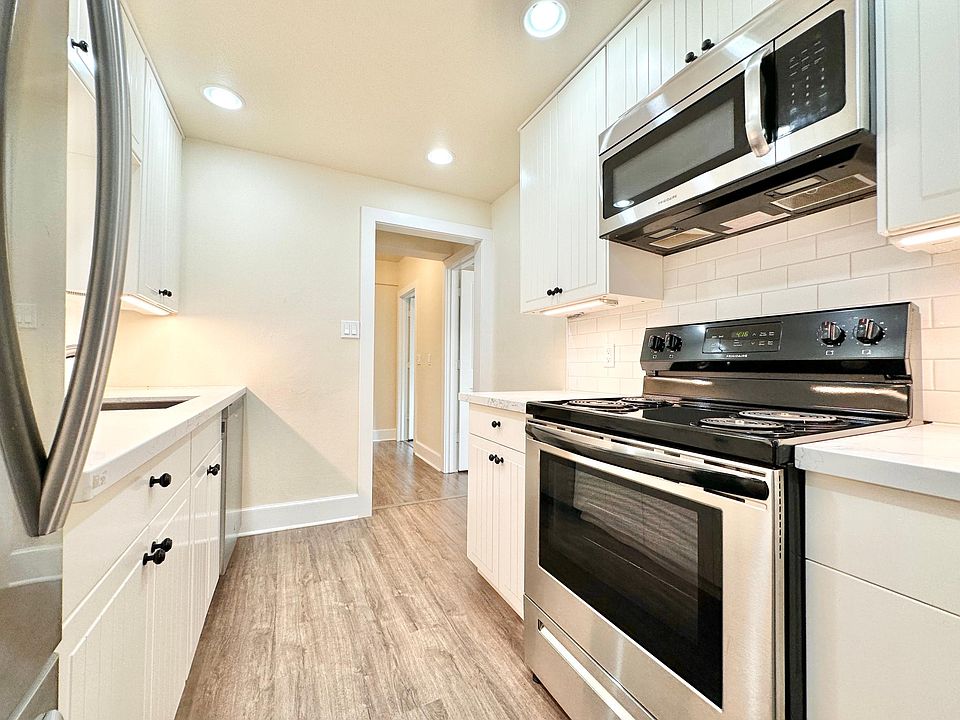 1st image of 931 11th Ave E #105