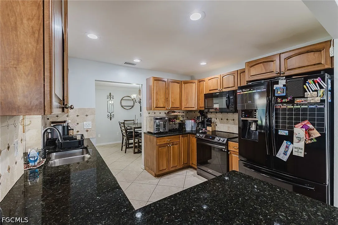 3 bed, 2.0 bath, 2099 sqft, $2,795 — Photo 2