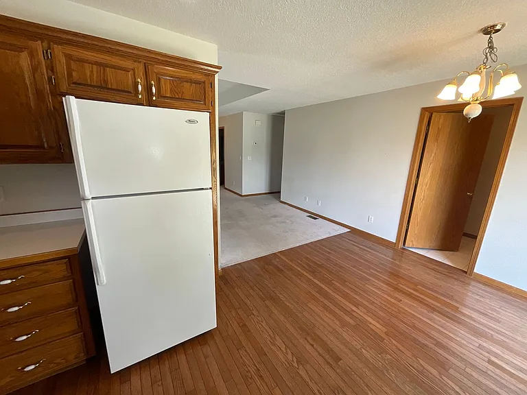 124-126 W Briarbrook Ln — Photo 4