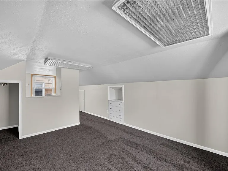 2090 Cicotte Ave — Photo 29