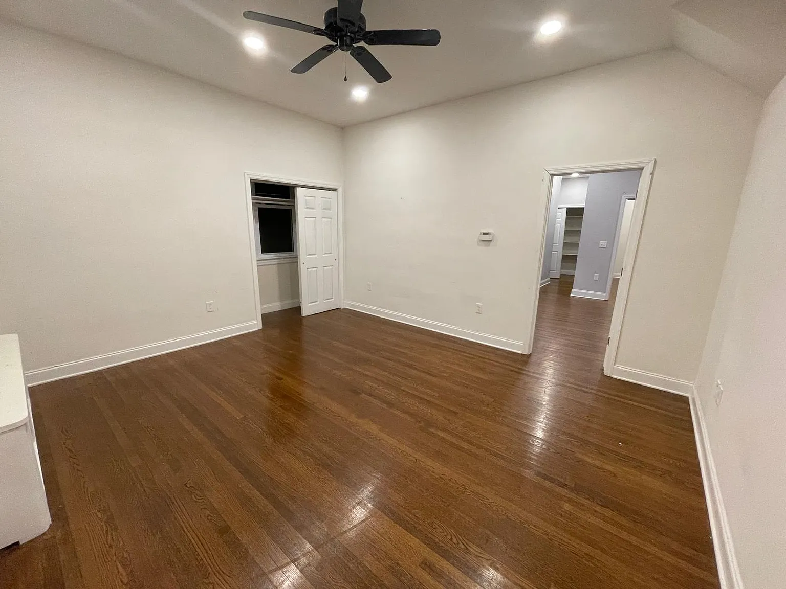 Studio, 3000 sqft, $550 — Photo 1