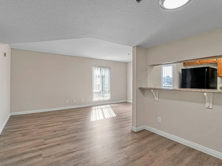 511 Carondelet Apartments — Photo 19