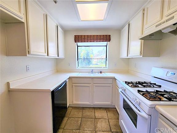 3rd image of 1034 E 6th St #U701
