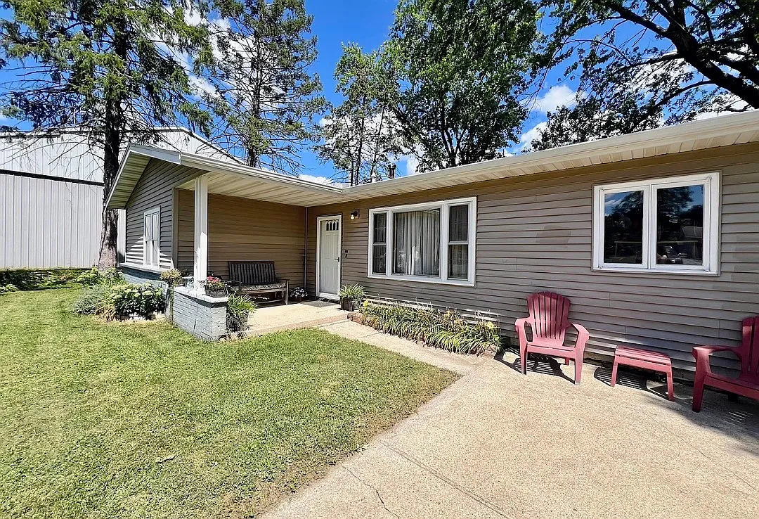 3 bed, 1296 sqft, $1,900 — Photo 2