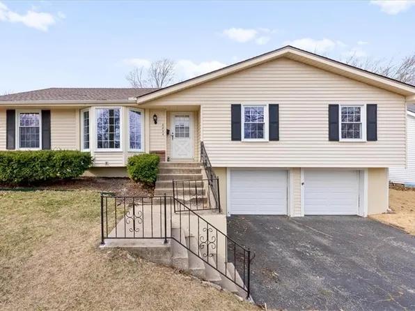 8834 Candlelight Ln, Lenexa, KS 66215