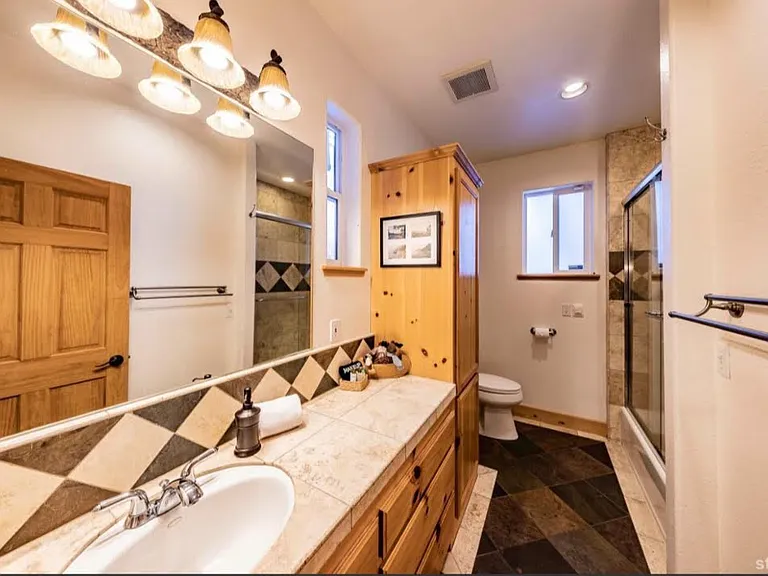 Full bathroom #2