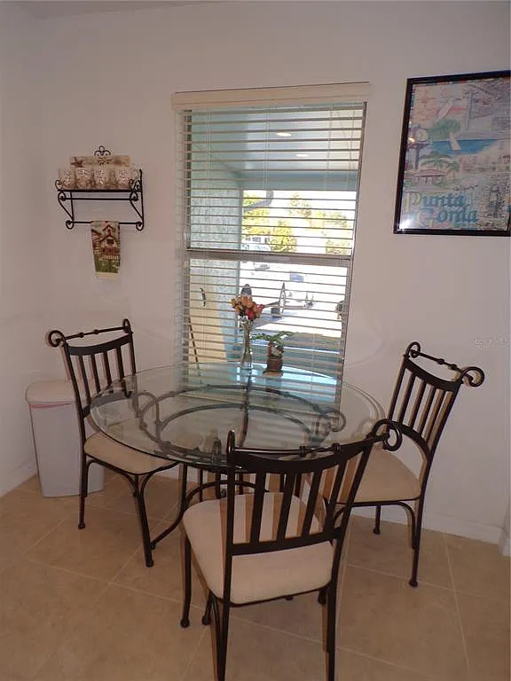 3 bed, 2.0 bath, 1056 sqft, $4,100 — Photo 4