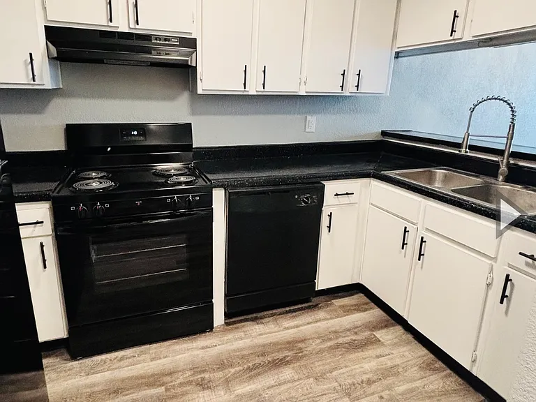 Summit Point Apartments — Photo 6