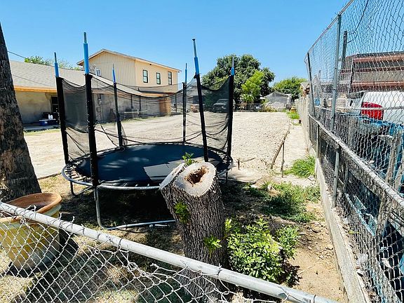 3rd image of 4418 Flores Ave