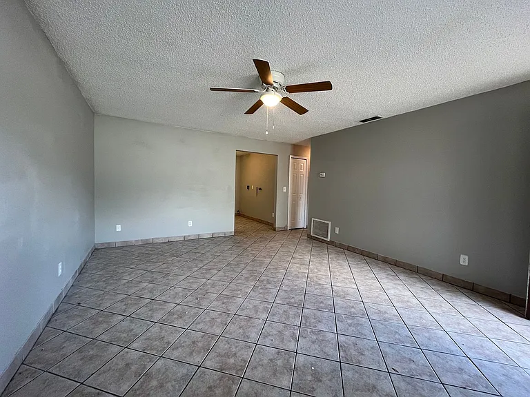 910 S Center St — Photo 5