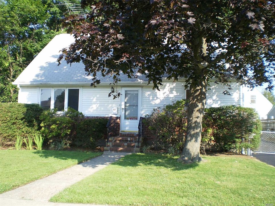1st image of 18 Park Cir W