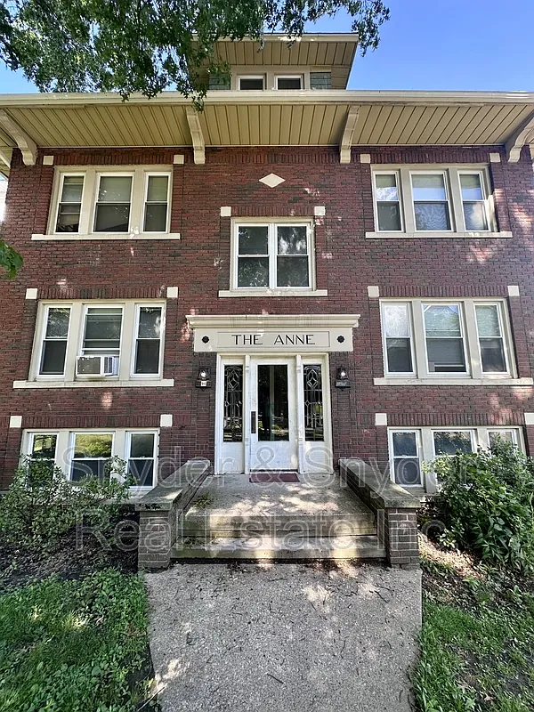 2 bed, 1.0 bath, $925 — Photo 1