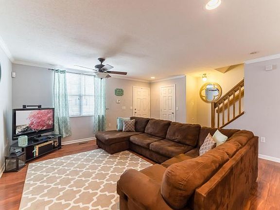 4th image of 325 Douglasfir Dr