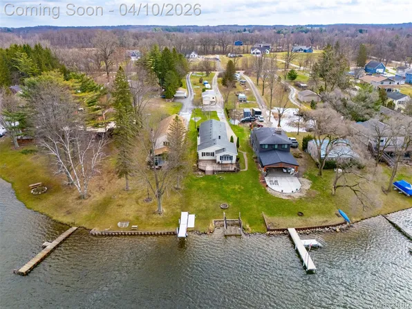 6115 Mabley Hill Rd, Fenton, MI 48430