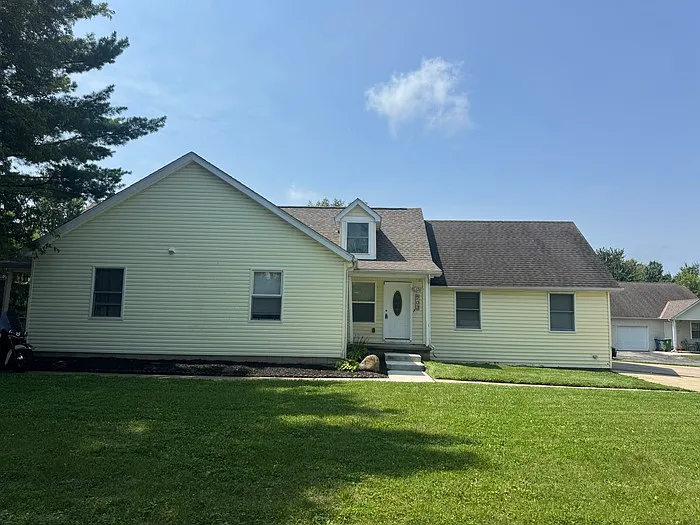 2 bed, 1.0 bath, 900 sqft, $1,295 — Photo 2