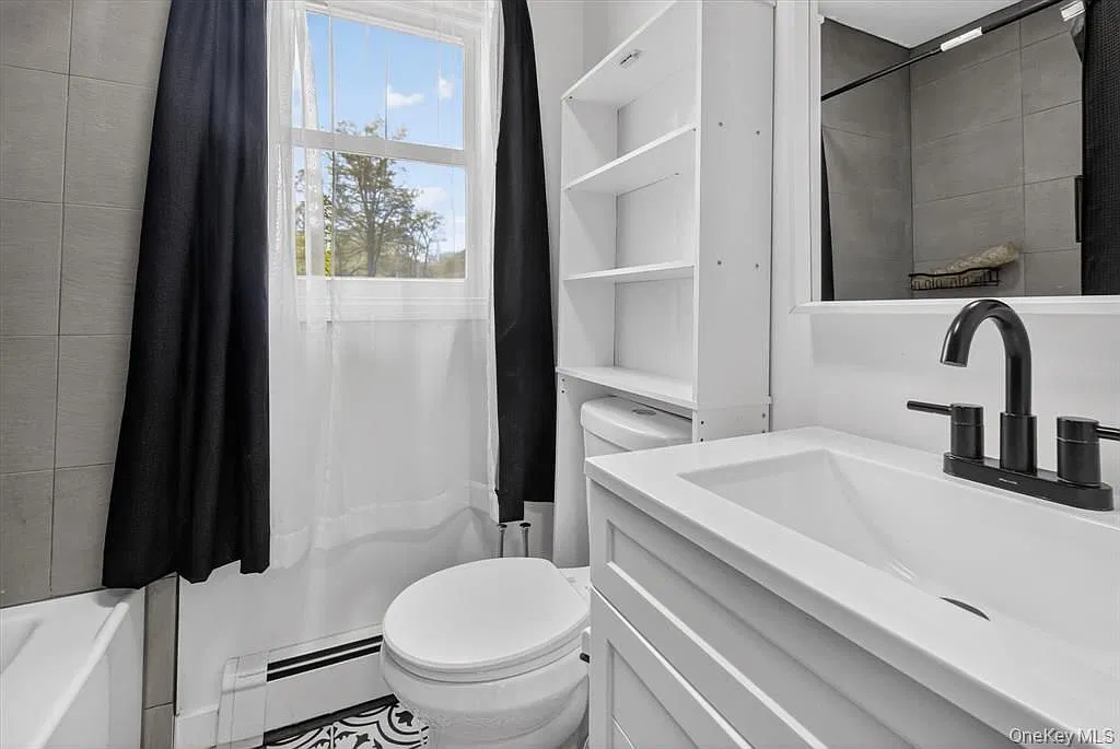 3 bed, 1.0 bath, 1195 sqft, $1,850 — Photo 1