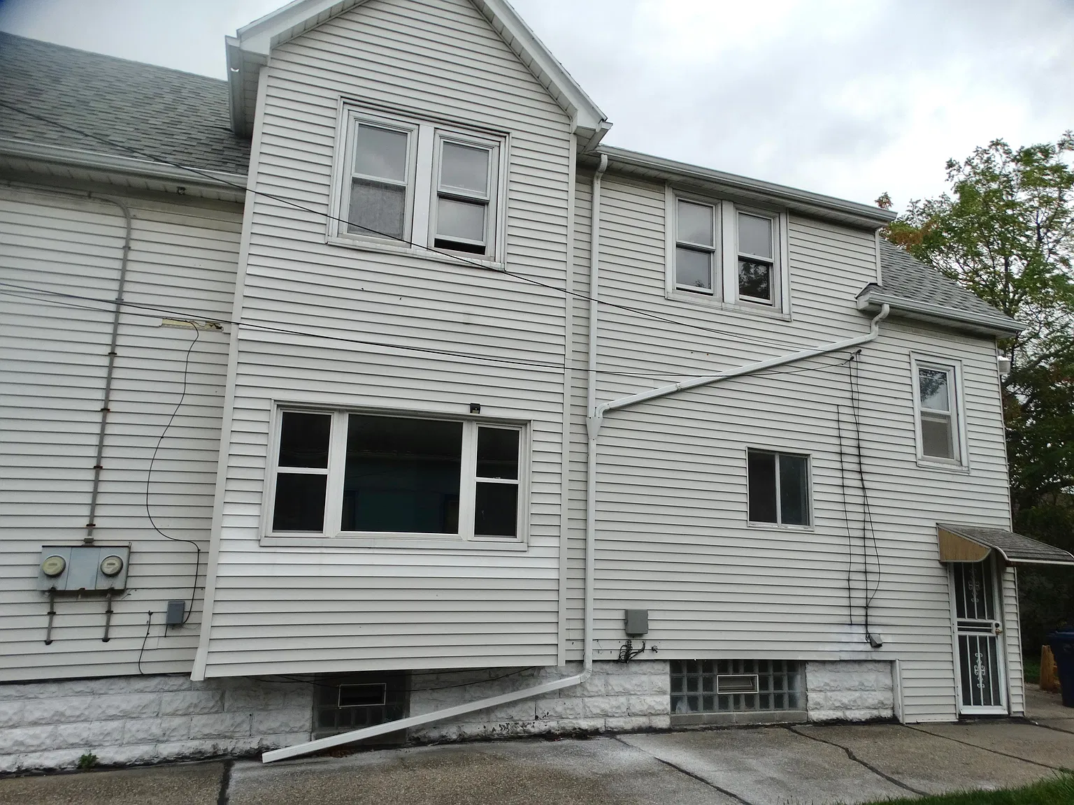 2 bed, 1900 sqft, $1,300 — Photo 3