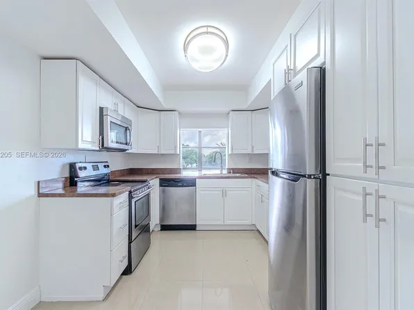 1000 Parkview Dr, Hallandale, FL