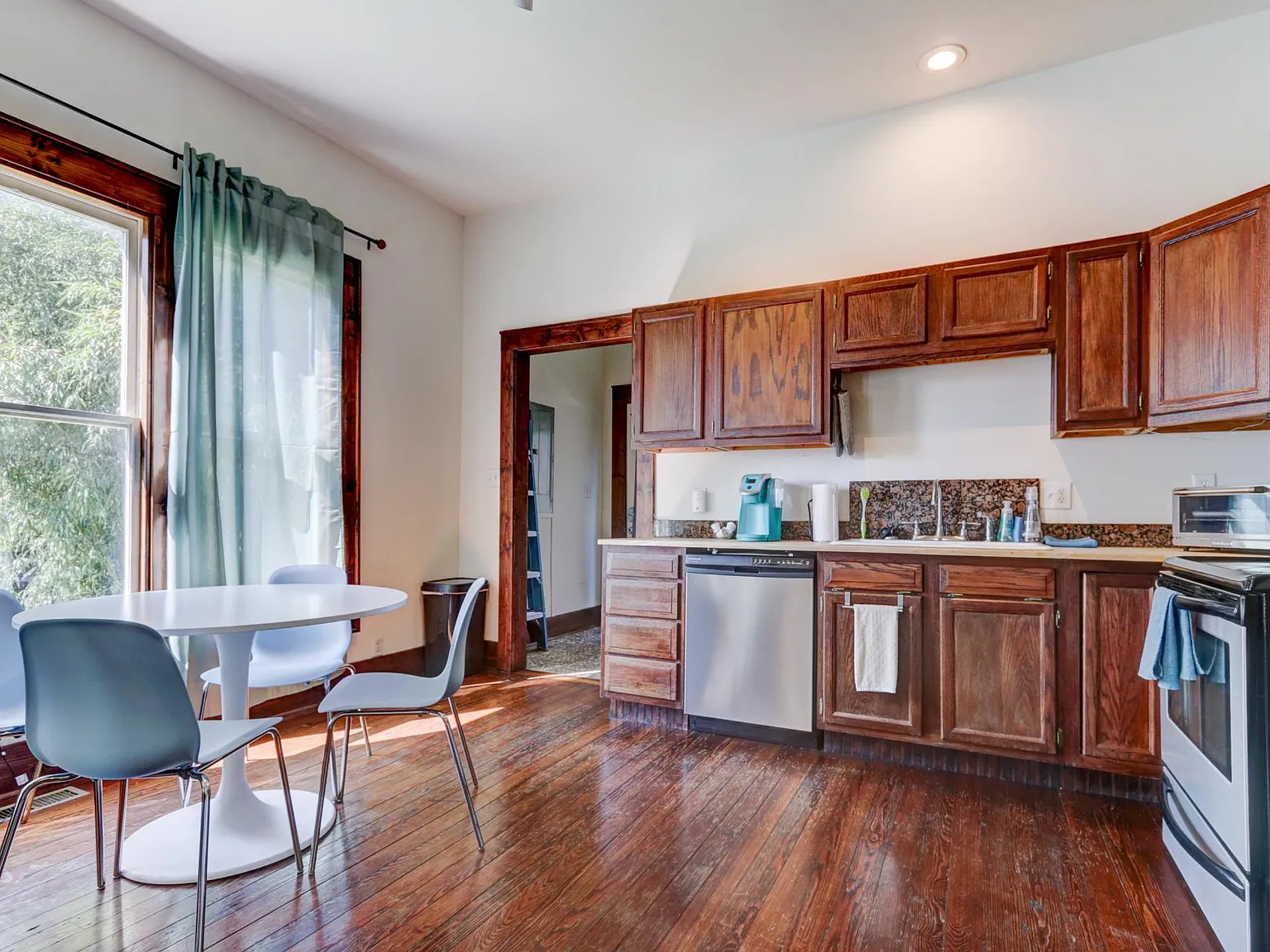 1007 Eleanor St — Photo 2