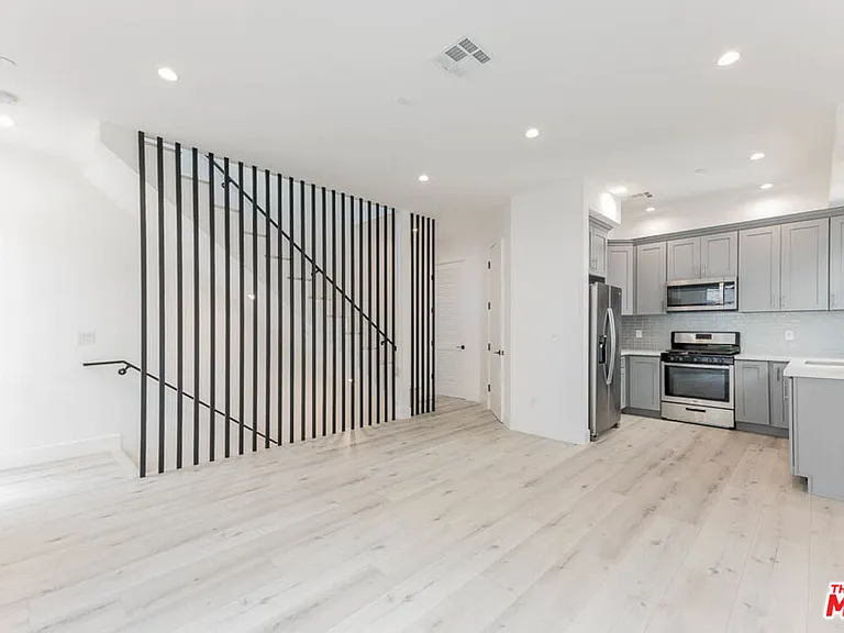 1238 1/2 N Beachwood Dr — Photo 2