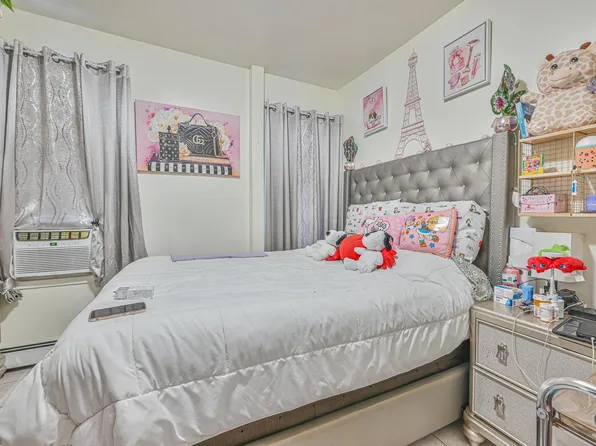 1426 Saint Lawrence Avenue image 2 of 17