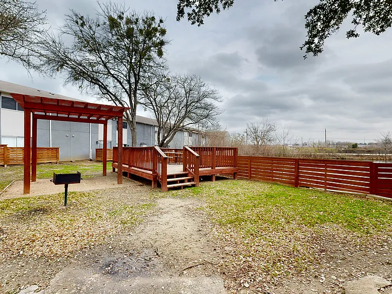 Lake Breeze Apartments — Photo 7