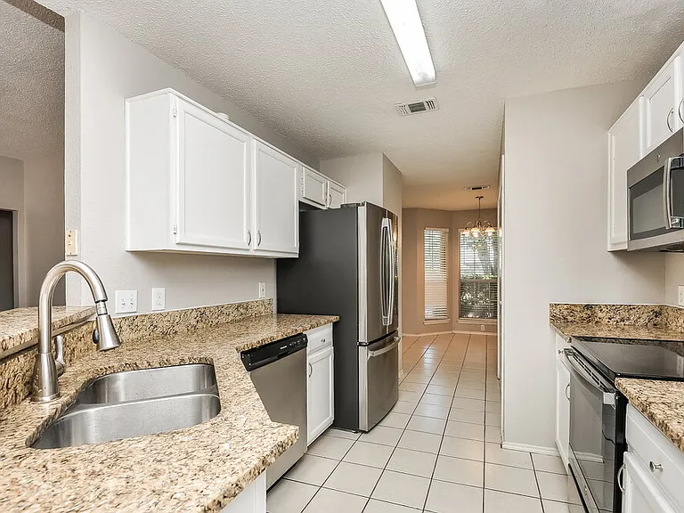 1040 Glencrest Dr — Photo 8