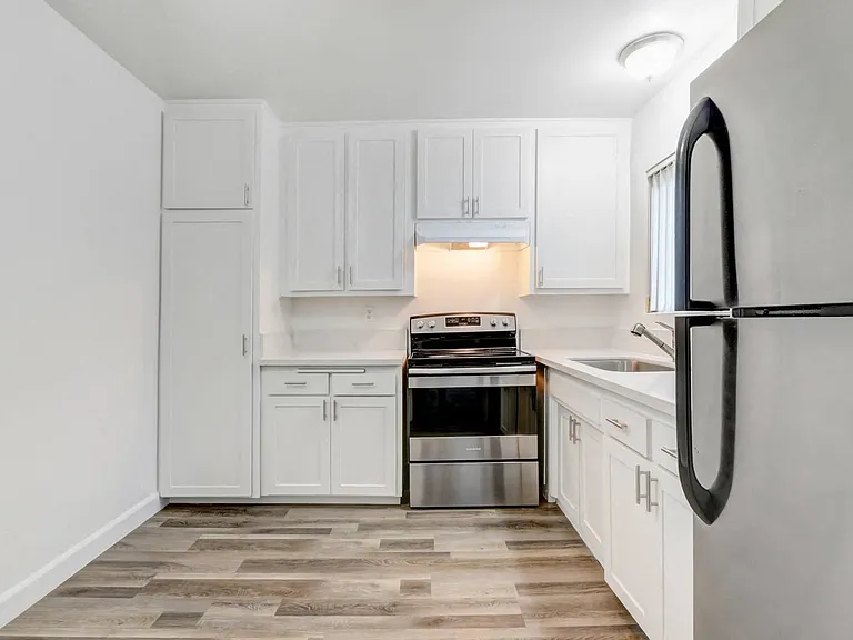 Country Club Apartments — Photo 63