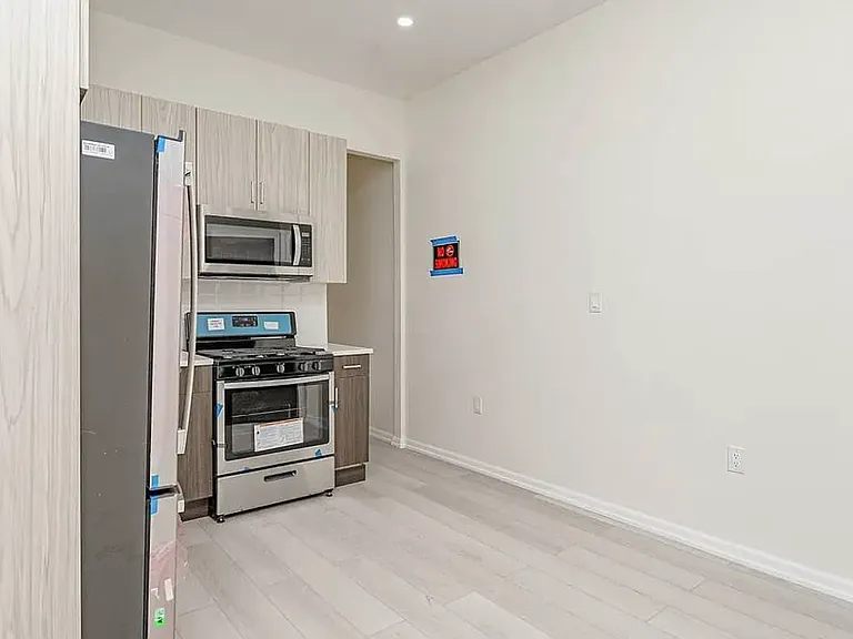698 Hancock St #2R — Photo 3
