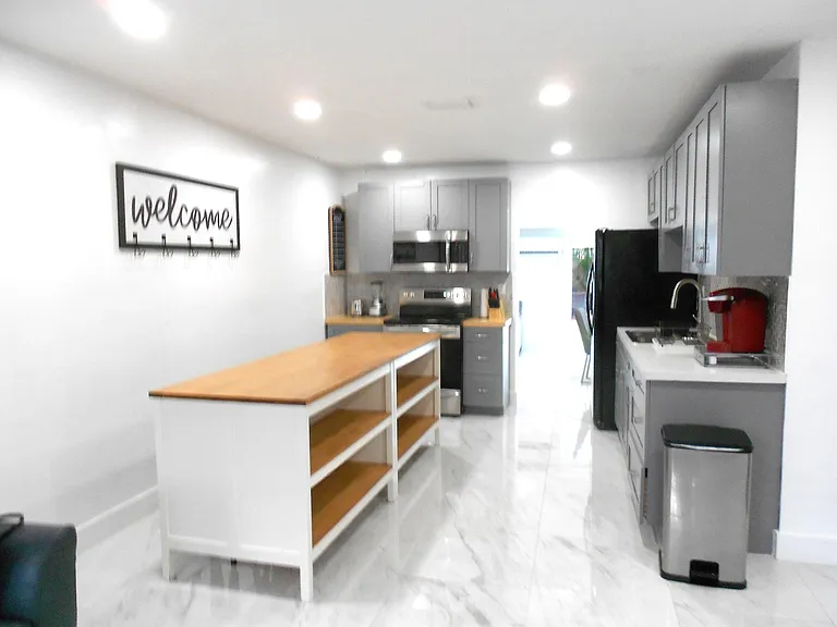 817 NW 30th Ct — Photo 6