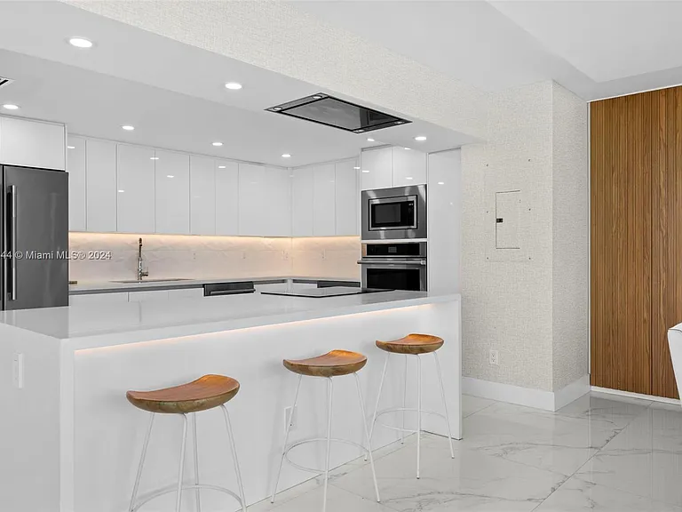 5151 Collins Ave #1527 — Photo 9