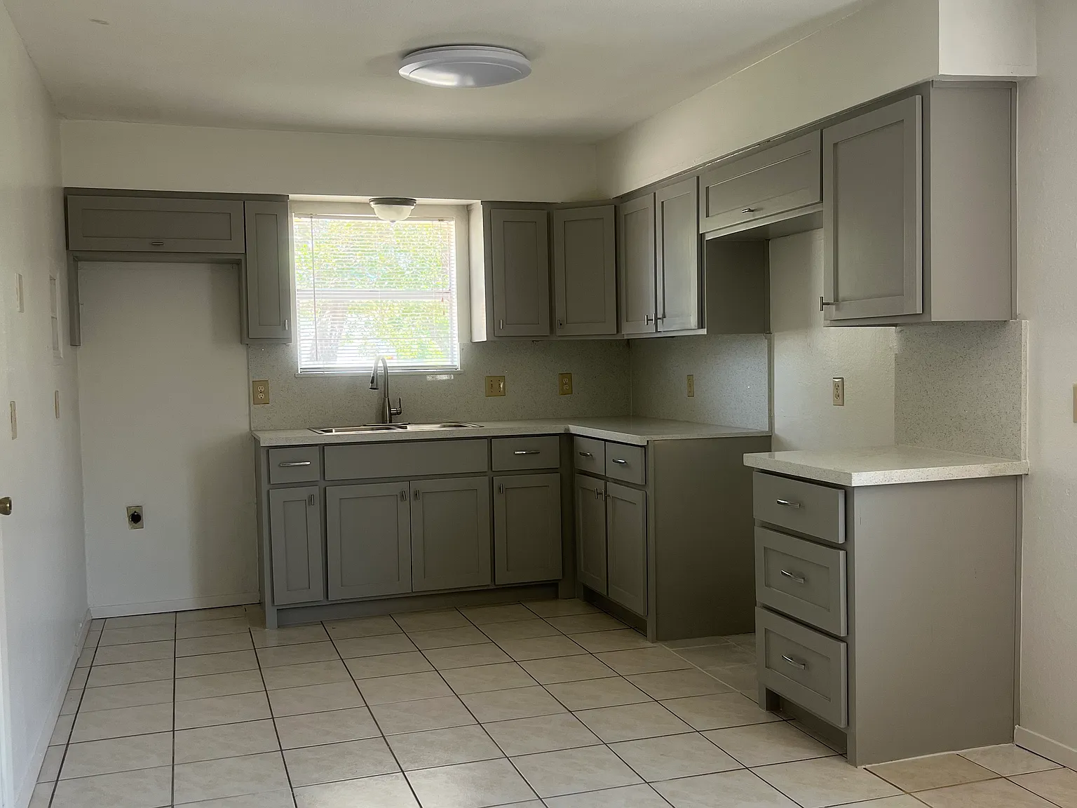 2 bed, 942 sqft, $1,100 — Photo 2