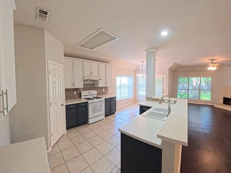 2029 Oak Manor Dr — Photo 5