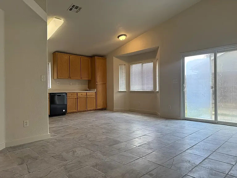 614 Barbara Ct — Photo 10