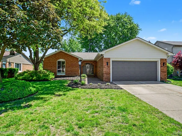 47726 Lexington Dr, Macomb, MI 48044