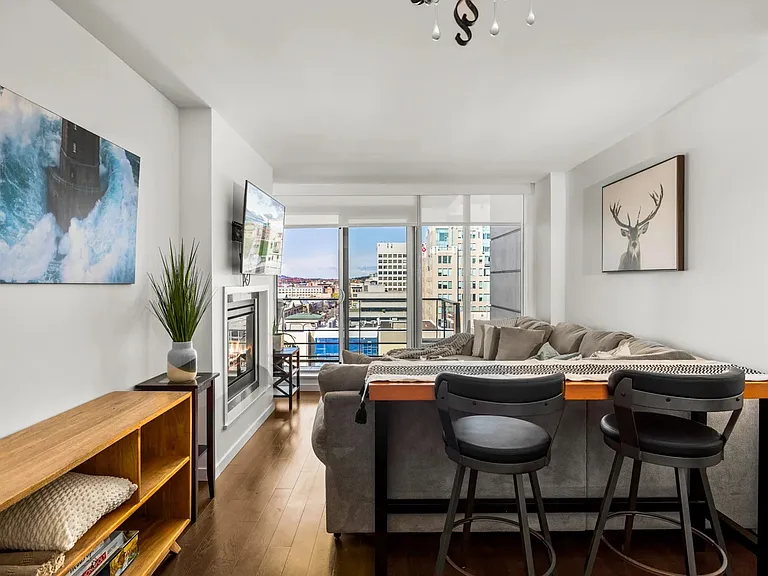 707 Courtney St #1403 — Photo 4