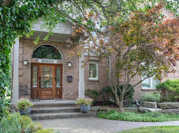 26624 Wyoming Rd, Huntington Woods, MI 48070