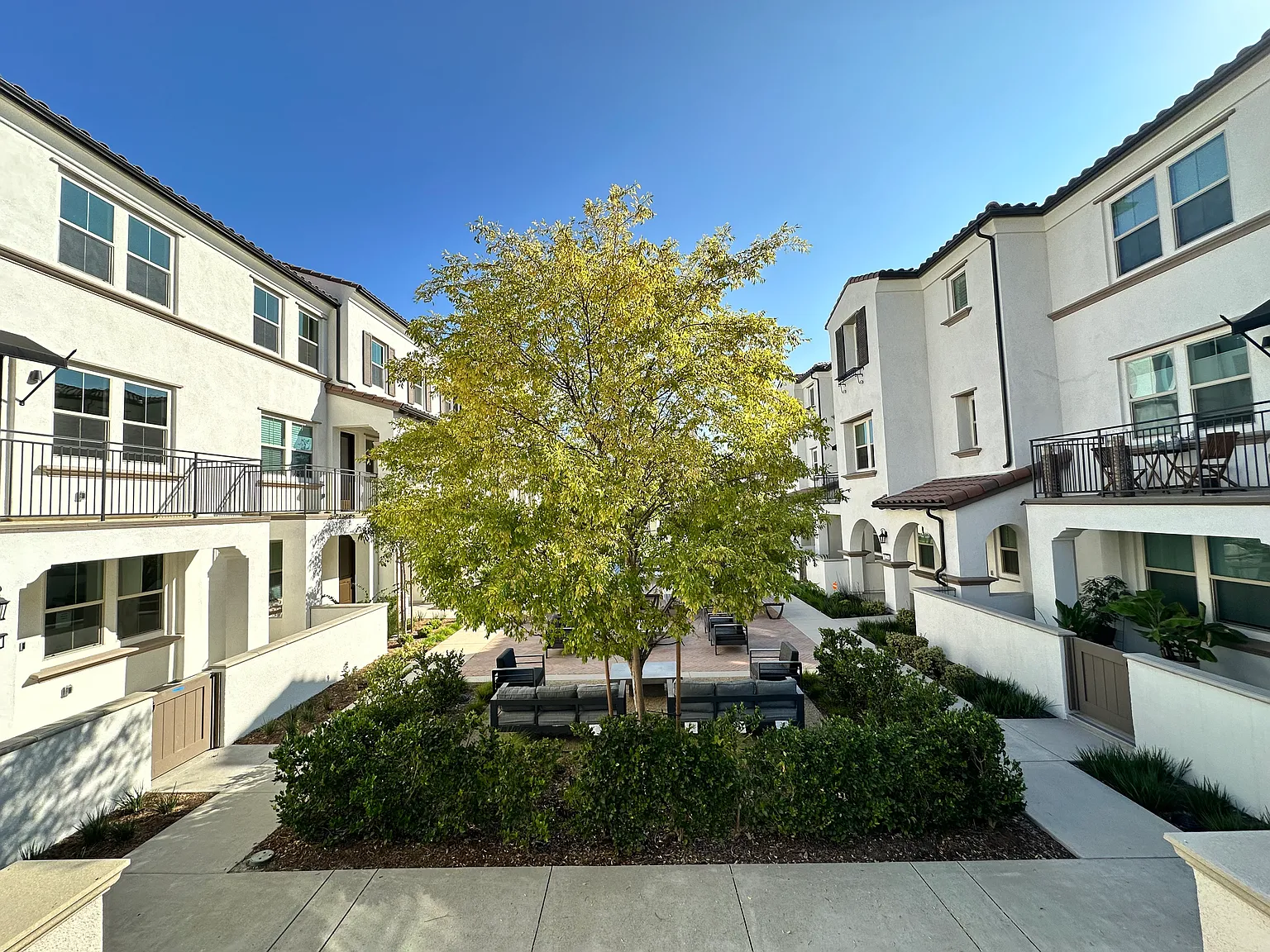 4 bed, 3.5 bath, 2182 sqft, $3,995 — Photo 2