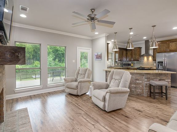2nd image of 44106 Bayou Blvd