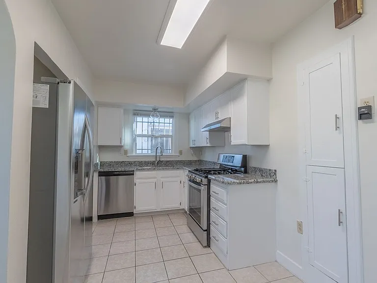 2226 S Redondo Blvd — Photo 6