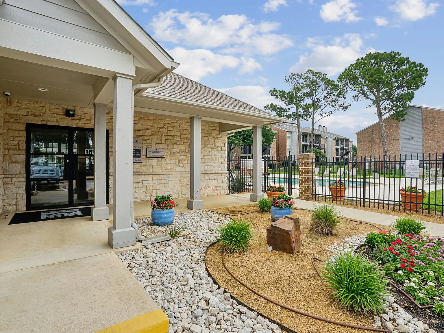 Brookstone & Terrace — Photo 1