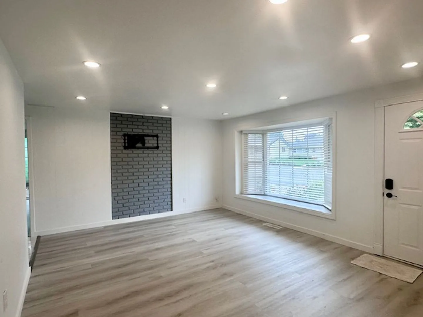 Charming 4 bedroom Rambler — Photo 2