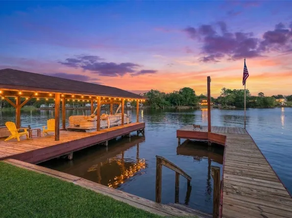 10880 Circle Dr, Willis, TX 77318