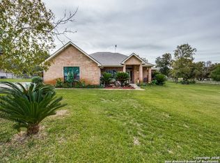 164 Oak Fields Dr, Floresville, TX 78114